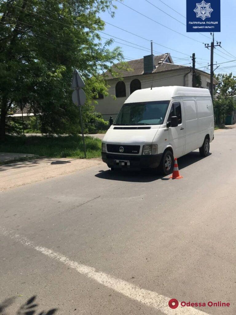 В районе Ленпоселка столкнулись электроскутер и микроавтобус – двое пострадавших