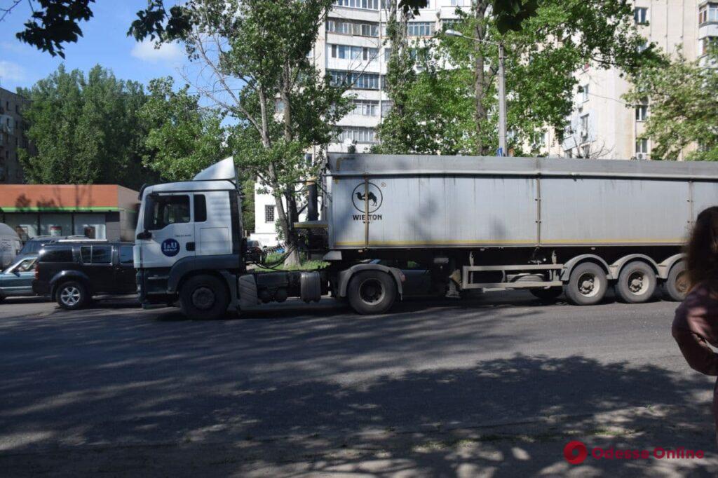 На поселке Котовского столкнулись два грузовика — образовалась пробка