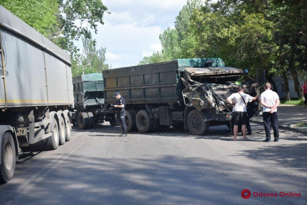 На поселке Котовского столкнулись два грузовика — образовалась пробка