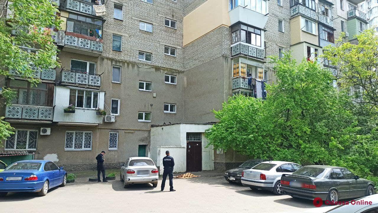 В Одессе мужчина выпрыгнул с балкона пятого этажа
