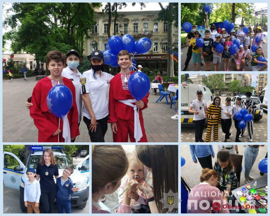 Подарки, мороженое и фото на память: полицейские устроили праздник для юных одесситов (видео)