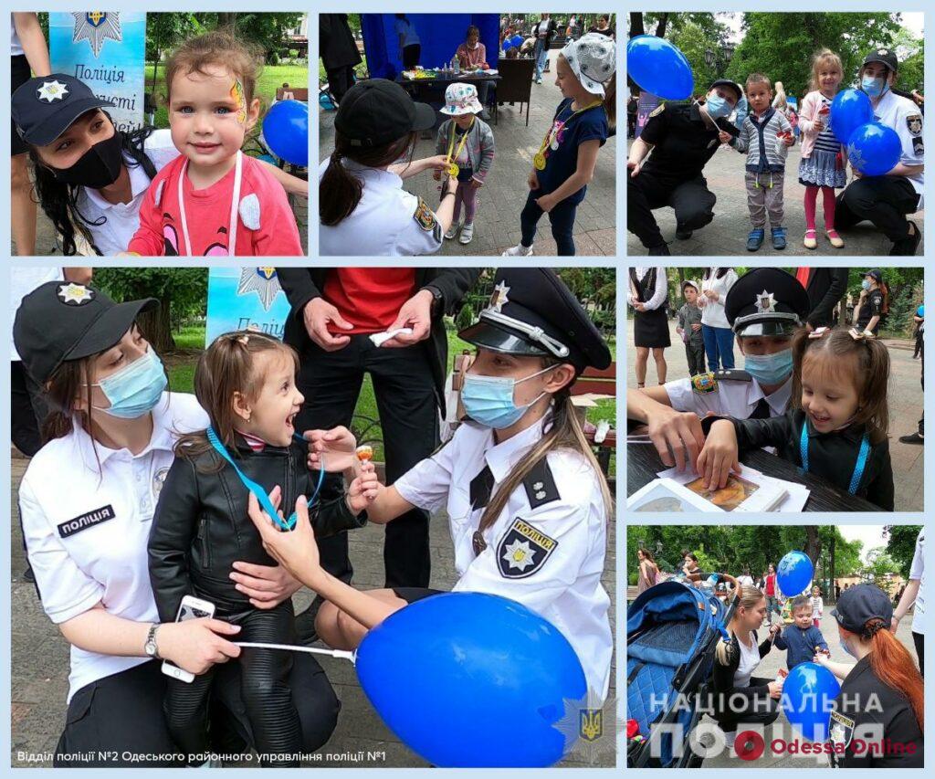 Подарки, мороженое и фото на память: полицейские устроили праздник для юных одесситов (видео)