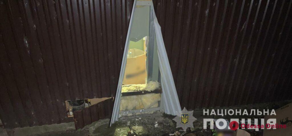 Житель Одесской области проделал дыру в киоске и вынес оттуда сигарет на 100 тысяч