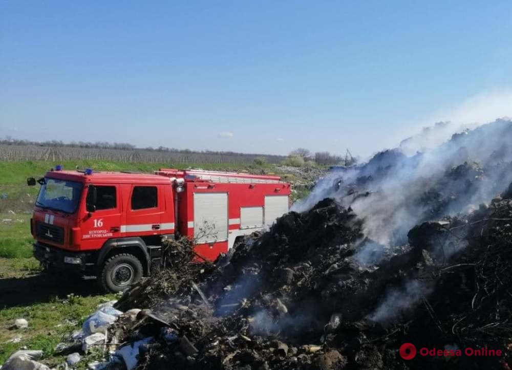 В Одесской области тушили крупный пожар на мусорной свалке