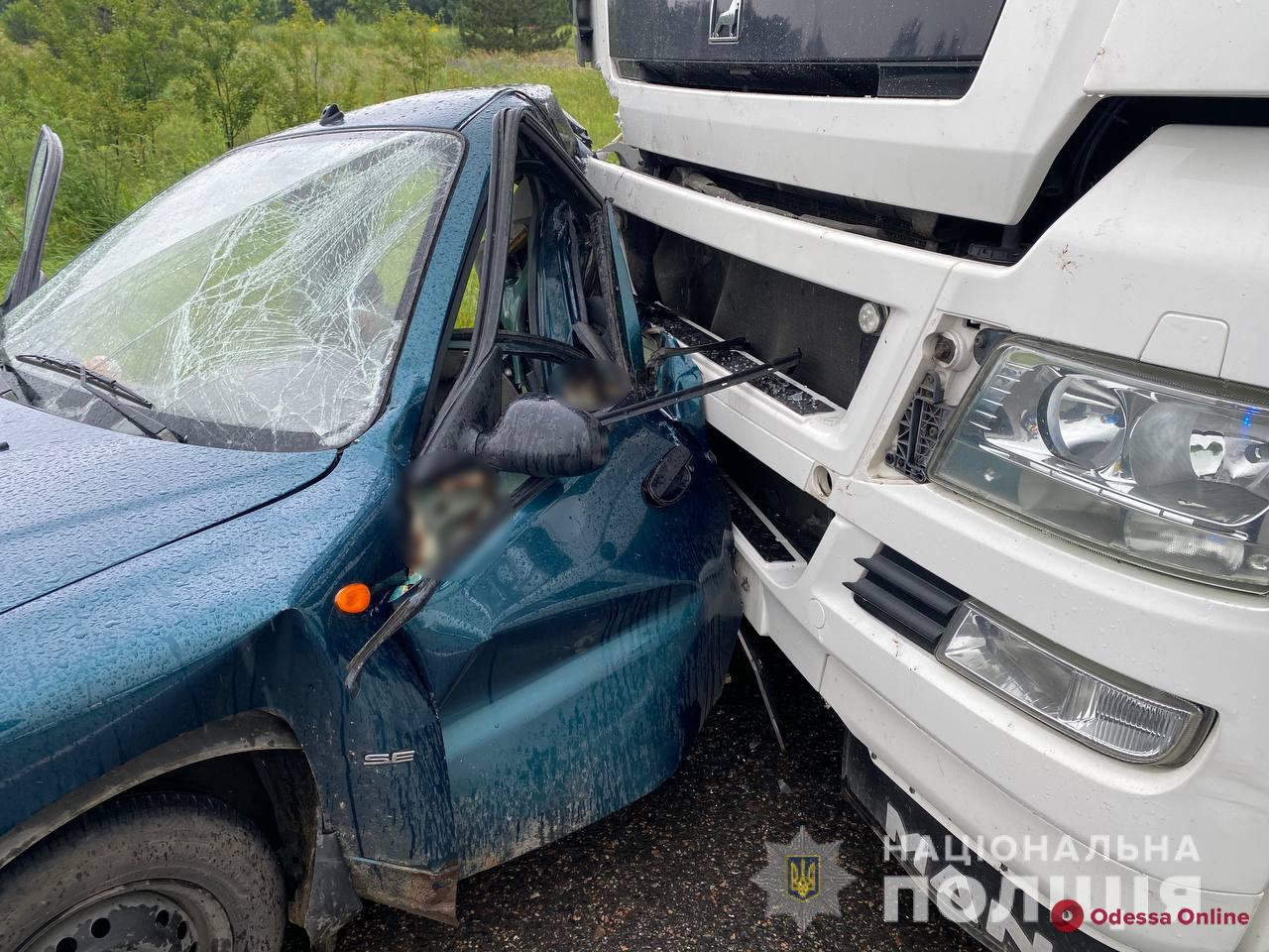 На трассе Одесса-Киев грузовик врезался в припаркованную легковушку — погибла женщина
