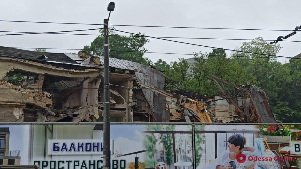 На улице Приморской сносят здание бывшей мореходной школы (фото, видео)