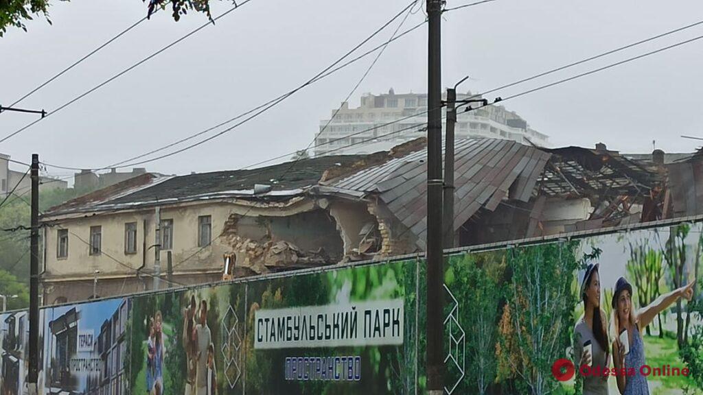 На улице Приморской сносят здание бывшей мореходной школы (фото, видео)