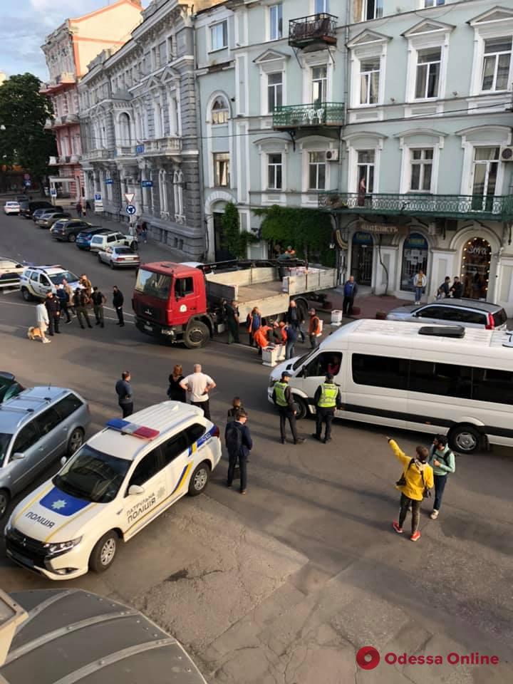 Одесские коммунальщики с помощью клумб превращают центральную часть города в пешеходную зону
