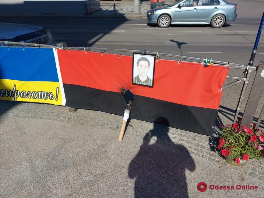 В центре Одессы подожгли флаг на месте гибели первых жертв трагедии 2 мая