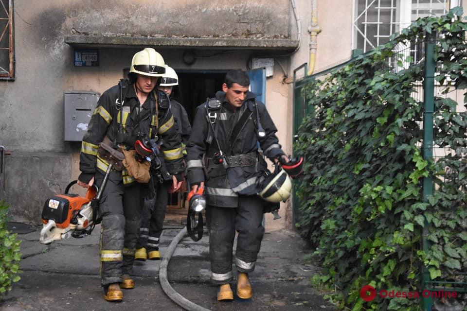 Пожар на Балковской: спасатели эвакуировали жильцов пятиэтажки (фото, видео)
