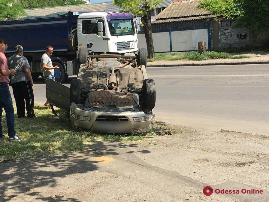 В Одессе перевернулся автомобиль — пострадала женщина