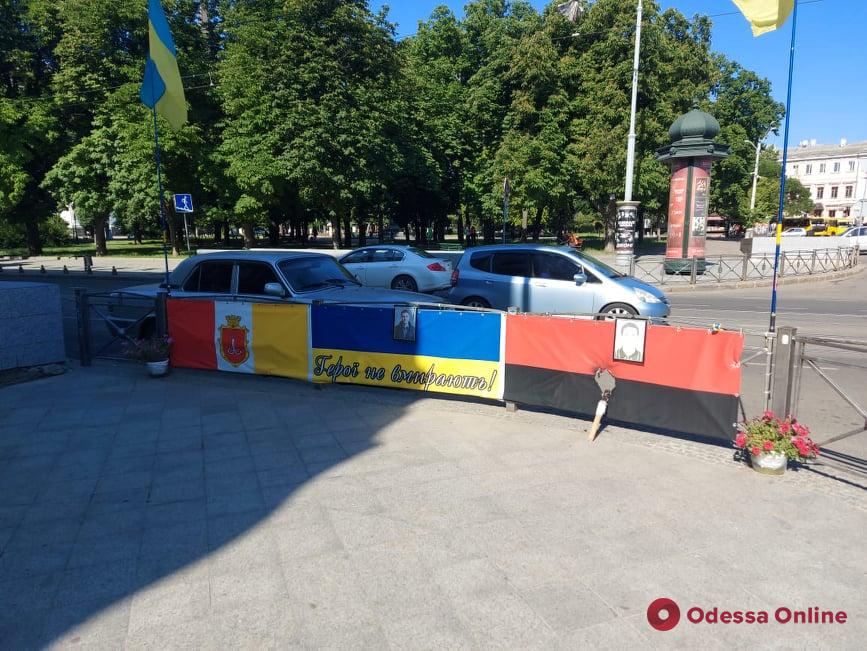 В центре Одессы подожгли флаг на месте гибели первых жертв трагедии 2 мая