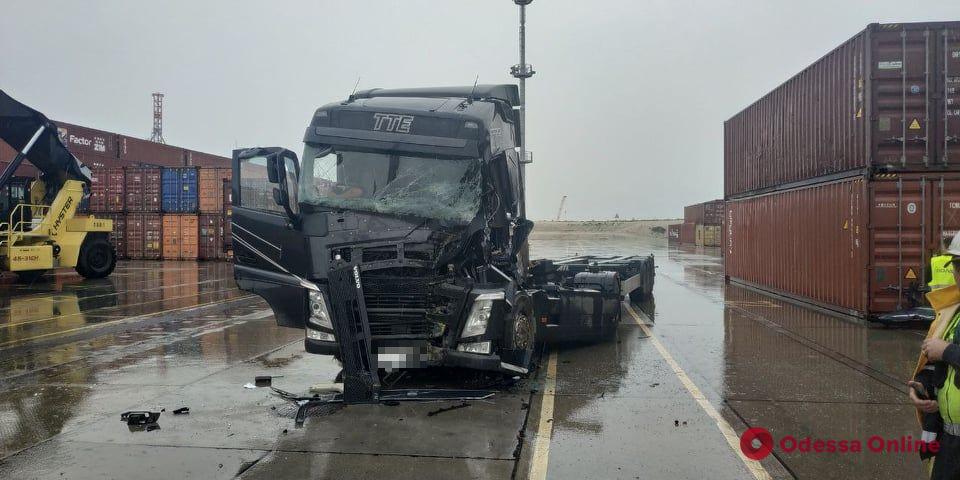 В Одесском порту столкнулись погрузчик и грузовик — есть пострадавший