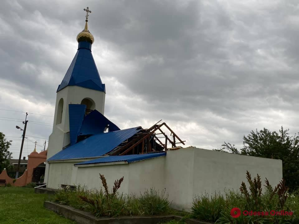 В Одесской области из-за сильного ветра сорвало крышу и купол с церкви
