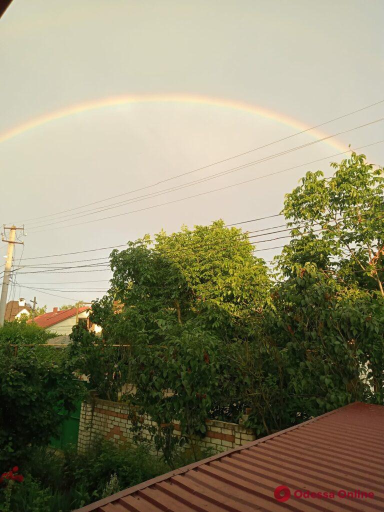 Одесситы наблюдали двойную радугу на фоне мрачных грозовых туч (фотофакт)