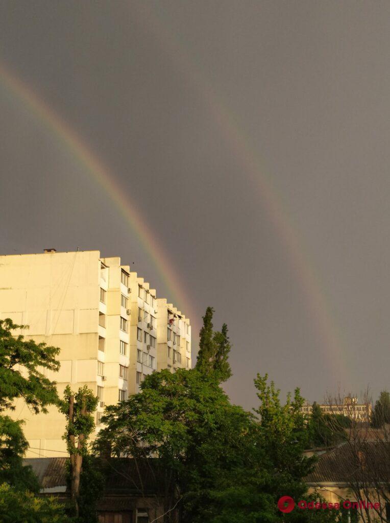 Одесситы наблюдали двойную радугу на фоне мрачных грозовых туч (фотофакт)