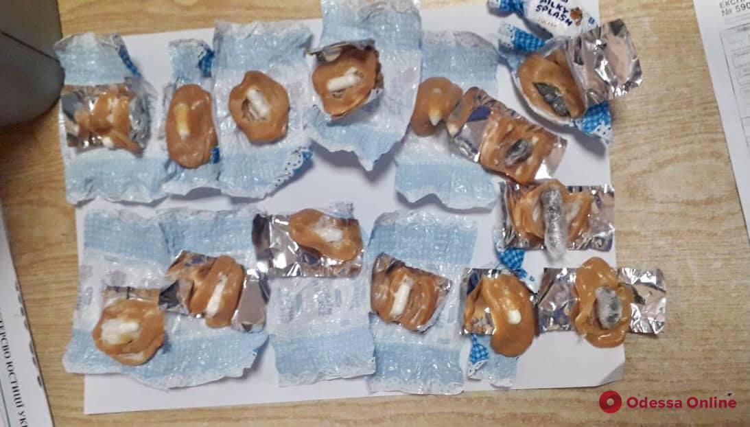Сладости с сюрпризом: в одесский СИЗО заключенному принесли наркотики в конфетах
