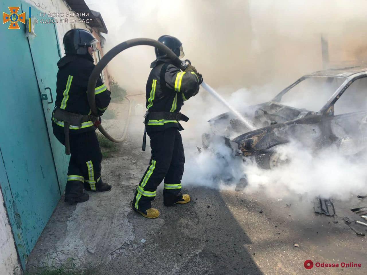 В гараже на Таирова сгорела легковушка