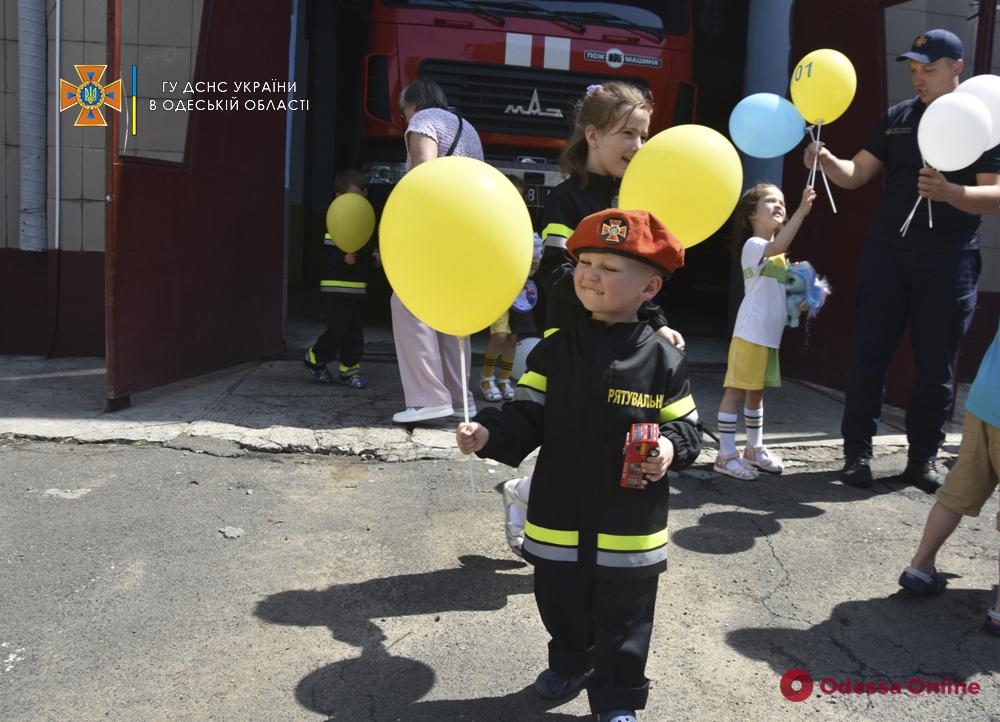 Одесским пятерняшкам в честь дня рождения устроили увлекательную экскурсию по музею истории пожарной охраны (фото)