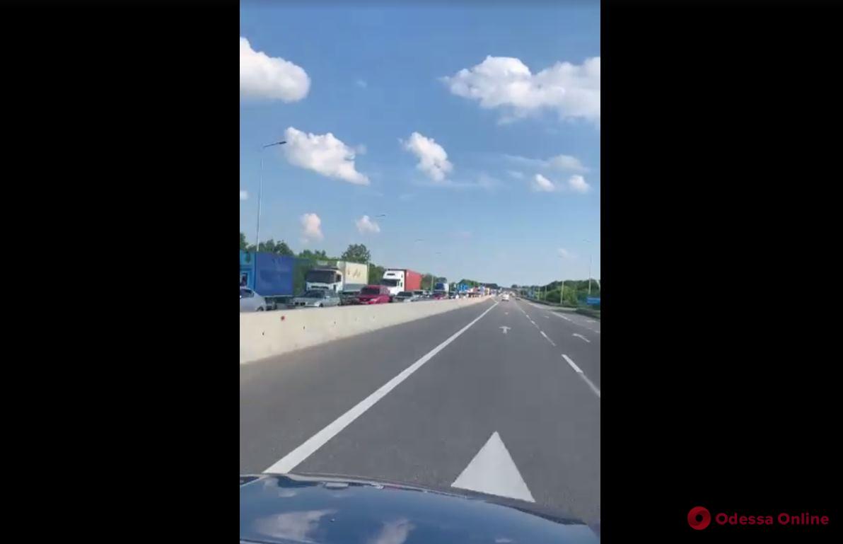 Гости возвращаются домой: на трассе Одесса-Киев образовалась многокилометровая пробка (видеофакт)