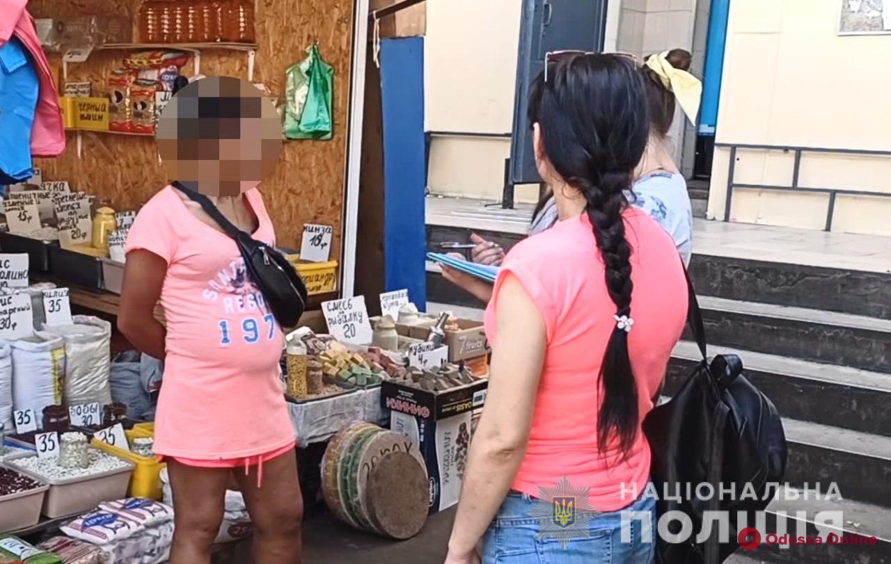 В Одессе полицейские задержали двух воровок, которые на рынке обокрали девушку из Кировоградской области
