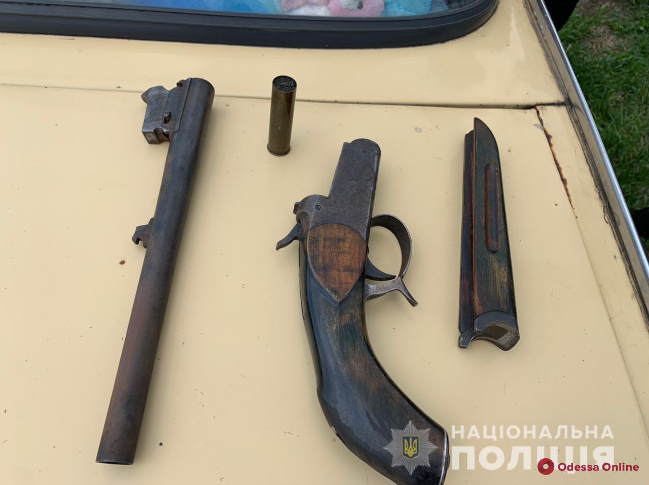 Попавшийся на хранении оружия и нарушении ПДД житель Одесской области пытался откупиться от полицейских