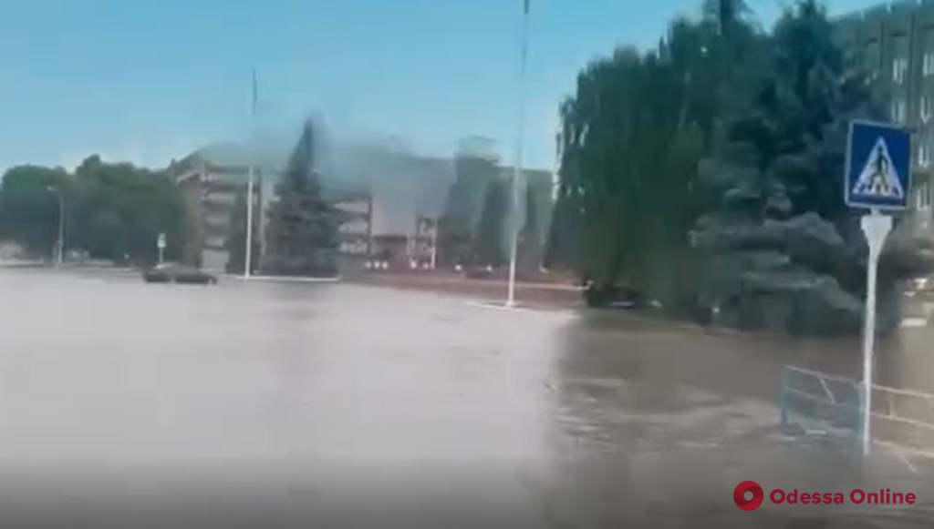 Плавающие машины, подтопленные улицы и дома: спасатели устраняют последствия непогоды в Измаиле