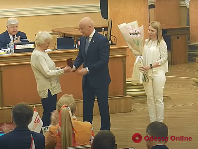 Геннадий Труханов вручил почетный знак отличия инженеру КУ «СМЭП»