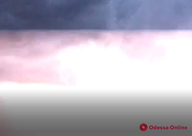 Гремит гром и сверкает молния: на Одессу надвигается непогода (фото, видео)