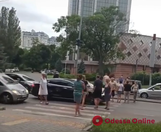 На проспекте Гагарина одесситы перекрывали дорогу из-за отсутствия электричества