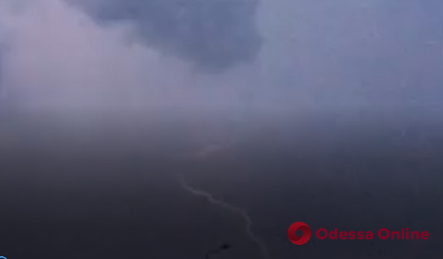 Гремит гром и сверкает молния: на Одессу надвигается непогода (фото, видео)