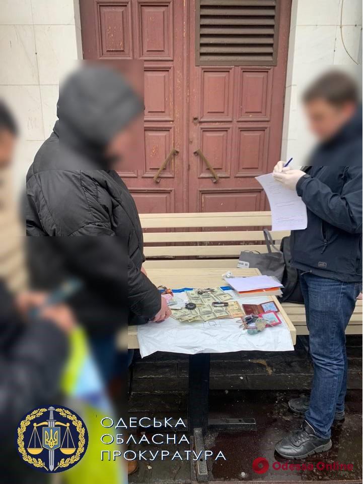 В Одессе за взятку будут судить сотрудницу Государственной миграционной службы