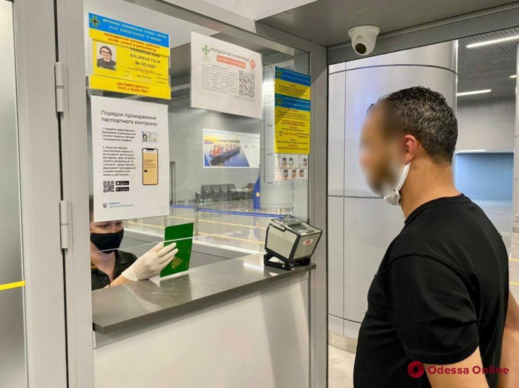 В Одесском аэропорту не пустили в Украину туриста с «липовым» паспортом государства Вануату