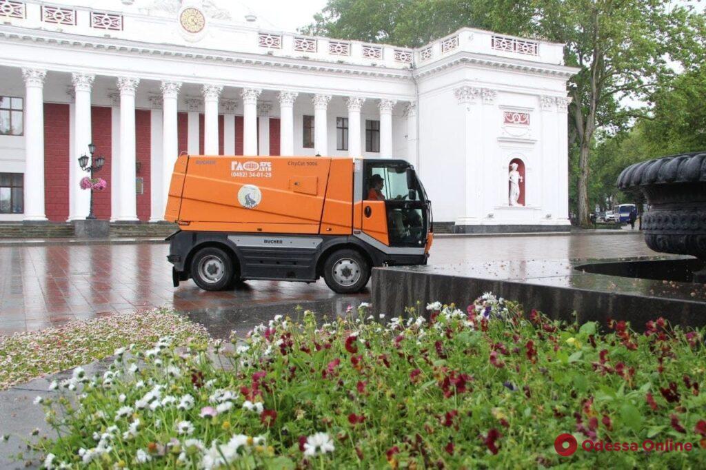 Первый день лета в Одессе: идет дождь и довольно прохладно (фоторепортаж)