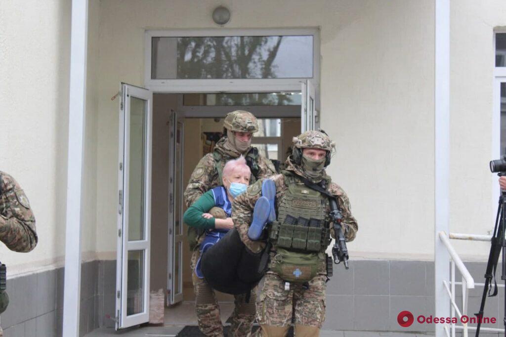 Стрельба, эвакуация школьников и захват «террориста»: в гимназии на Молдаванке провели учения (фото, видео)