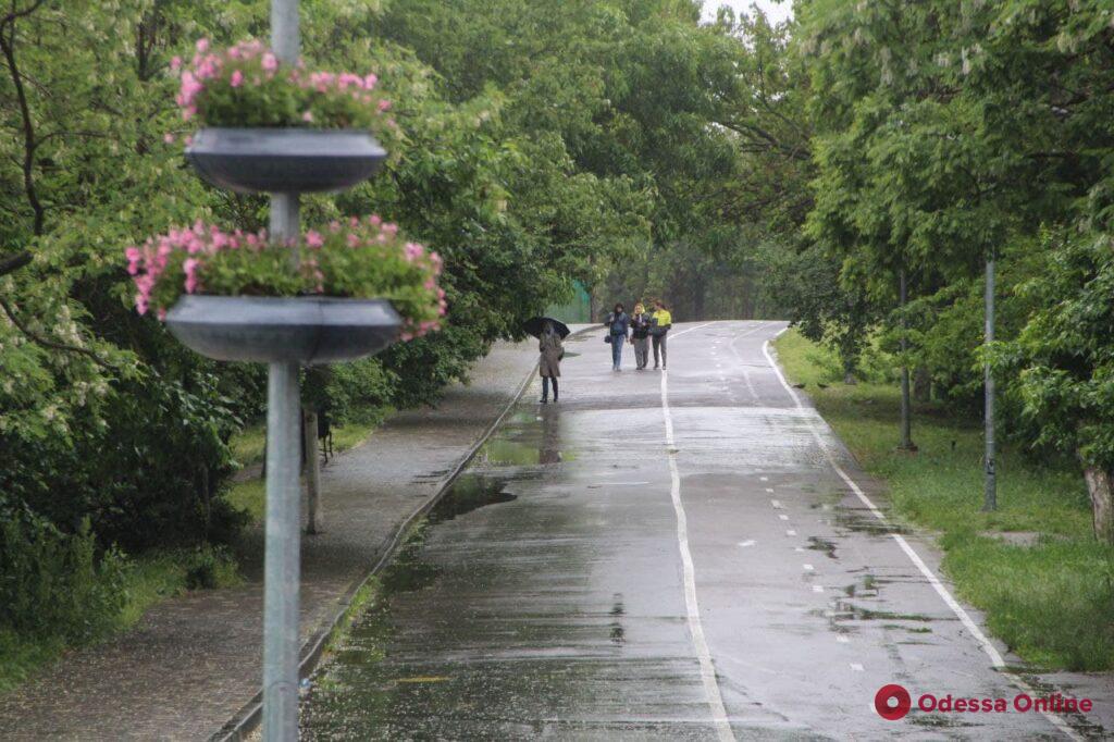 Второй ненастный день лета: в Аркадии одесситы катались на самокатах и гуляли под дождем (фоторепортаж)