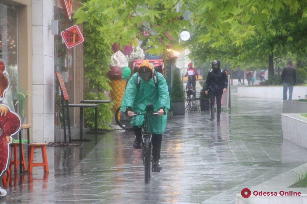 Второй ненастный день лета: в Аркадии одесситы катались на самокатах и гуляли под дождем (фоторепортаж)