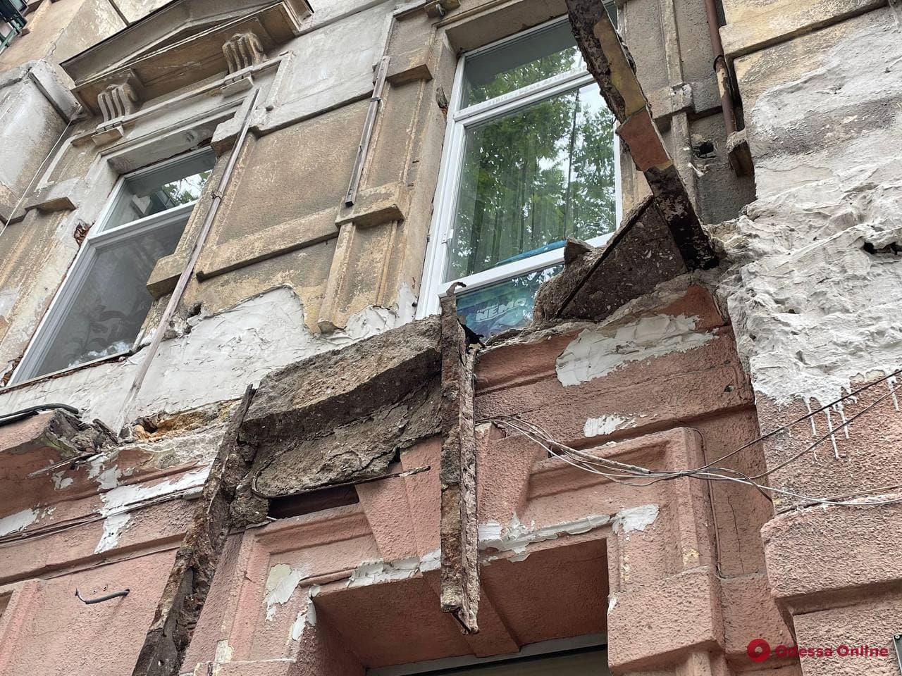 На Большой Арнаутской обвалился балкон дома-памятника архитектуры (фото)