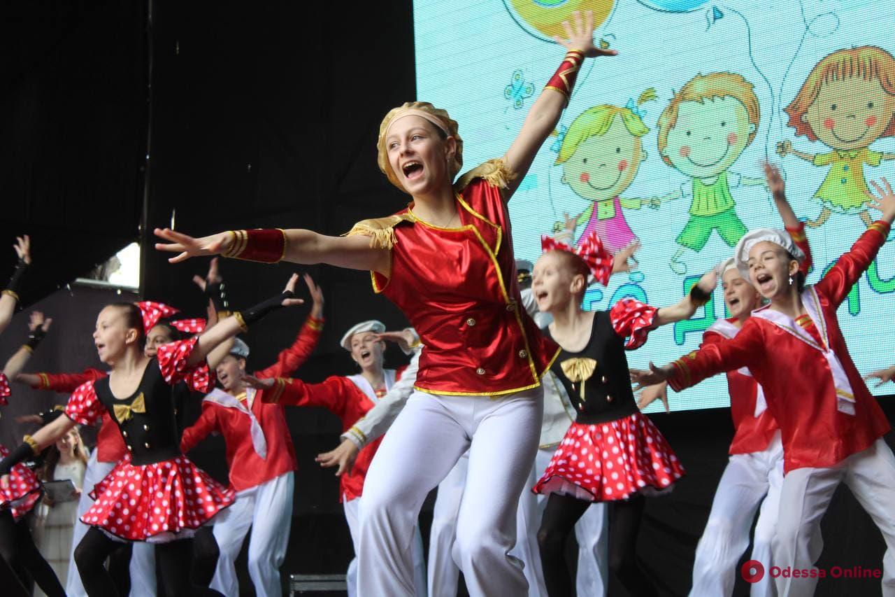 В Летнем театре Горсада проходит детский праздник (фото)