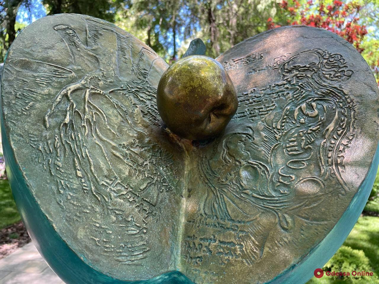 «Эдем» и «Рождение души»: в Греческом парке открыли новые скульптуры (фото)