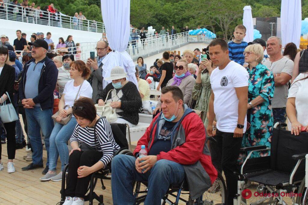 В Одессе открыли первый в Украине инклюзивный пляж (фото, видео)