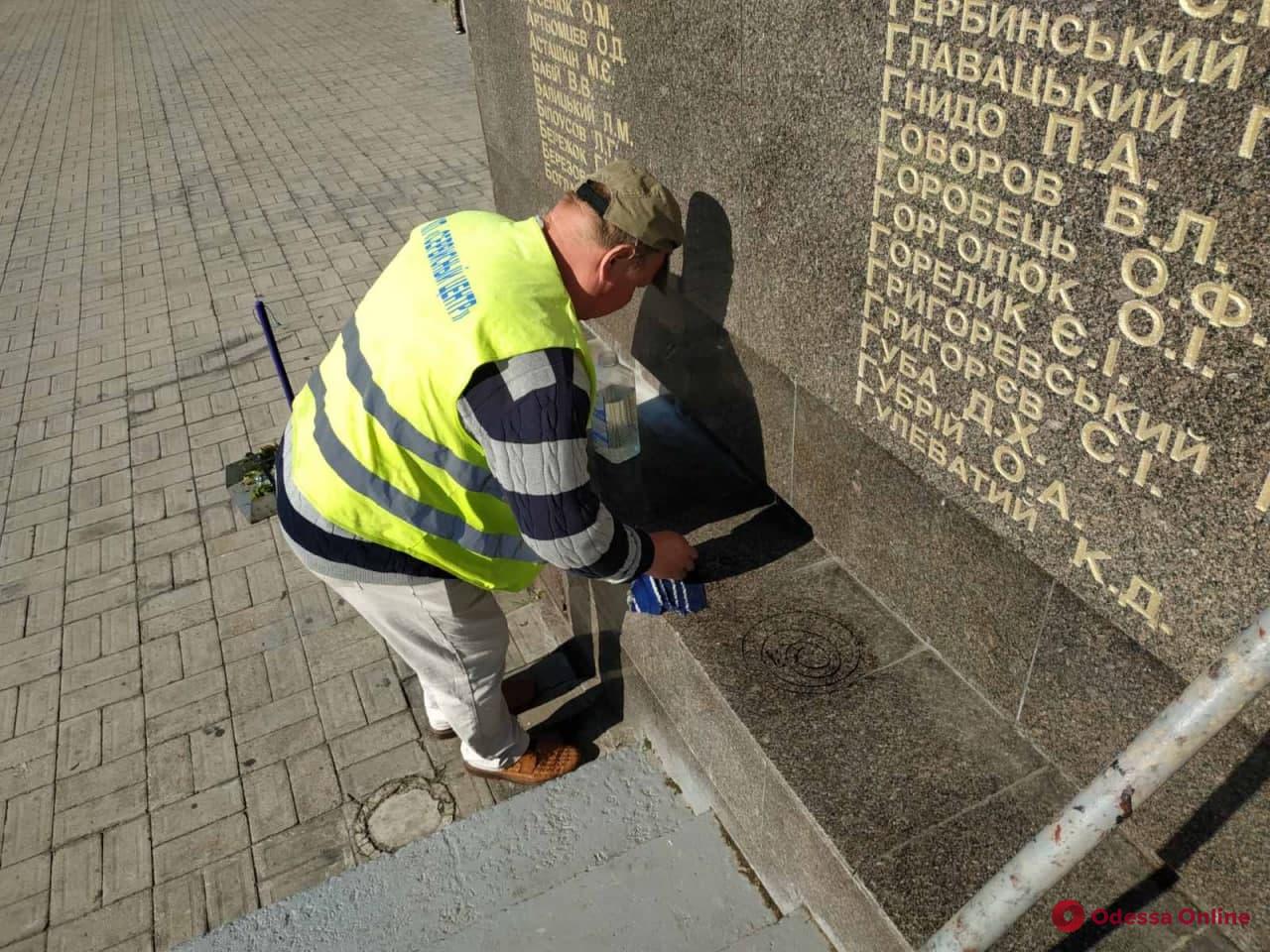 В Одессе вандалы вновь разрисовали элемент памятника на площади 10 Апреля