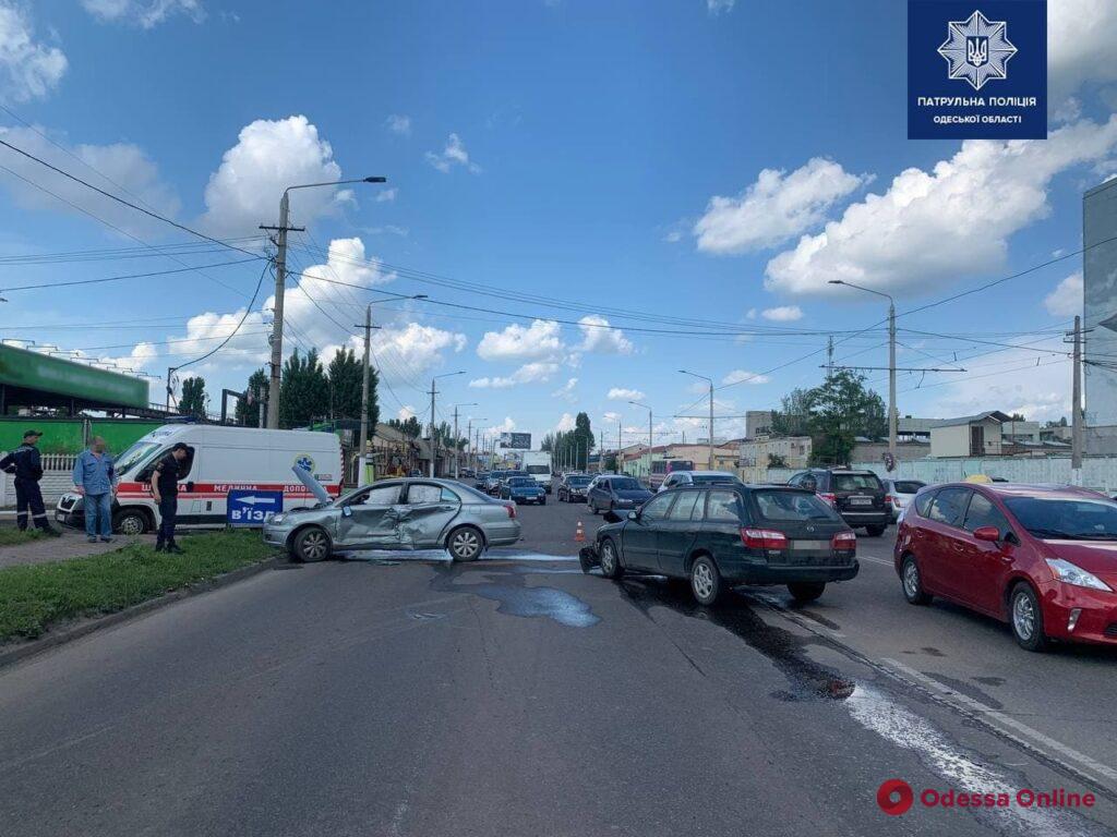 На Николаевской дороге столкнулись две легковушки – пострадал один из водителей