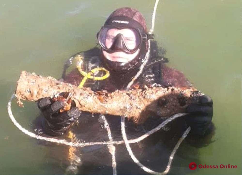 В Одесской области водолазы поднимают боеприпасы с затонувшего судна времен Второй мировой войны