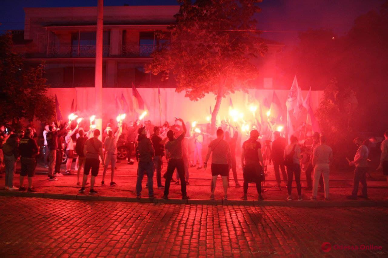 Антикоррупционная акция протеста: одесские моряки перекрыли Французский бульвар и зажгли фаера (фото, видео)
