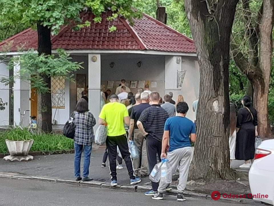 Из-за отсутствия воды в центре Одессы выстроились очереди к бюветам (фото)