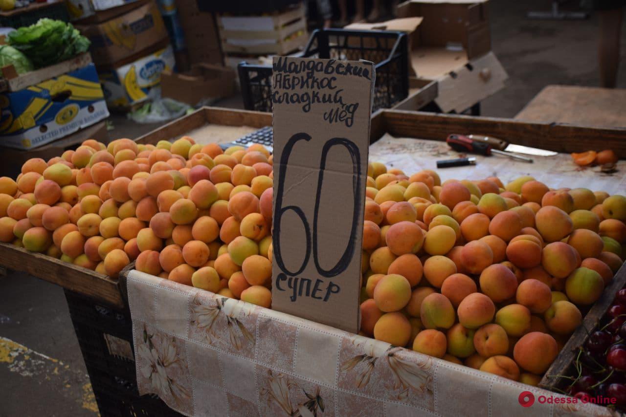 Анчоусы, абрикосы и горошек: воскресные цены на одесском «Привозе»