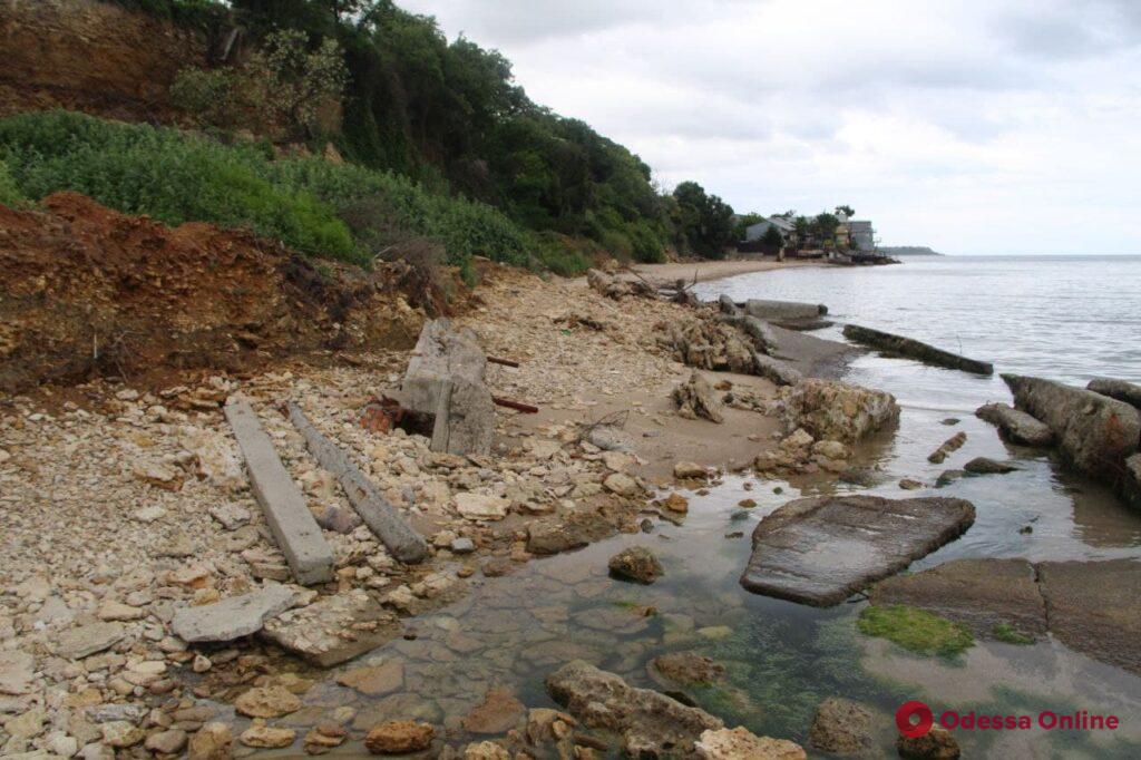 Заброшенный пляж в Черноморке: оползни, развалины и заросли (фоторепортаж)