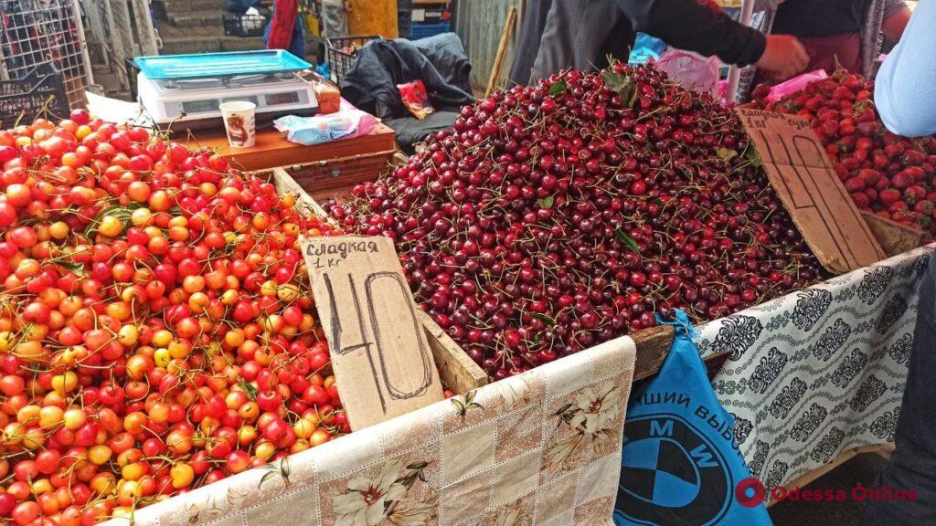 Камбала, творог и персики: воскресные цены на одесском «Привозе»
