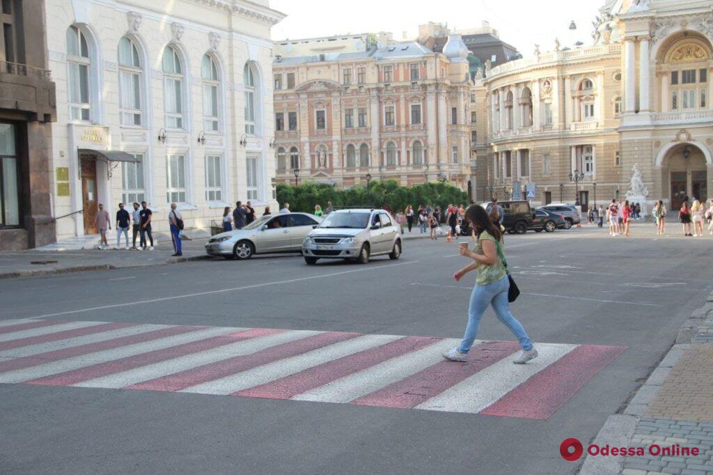 Приметы выходного дня: пешеходная зона в центре Одессы (фоторепортаж)